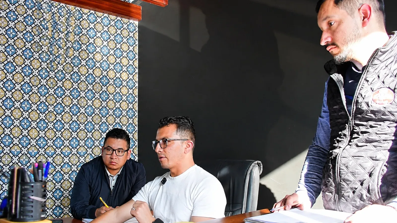 Sesión de capacitación de MegaConta: tres personas revisando el sistema en la mesa de reuniones
