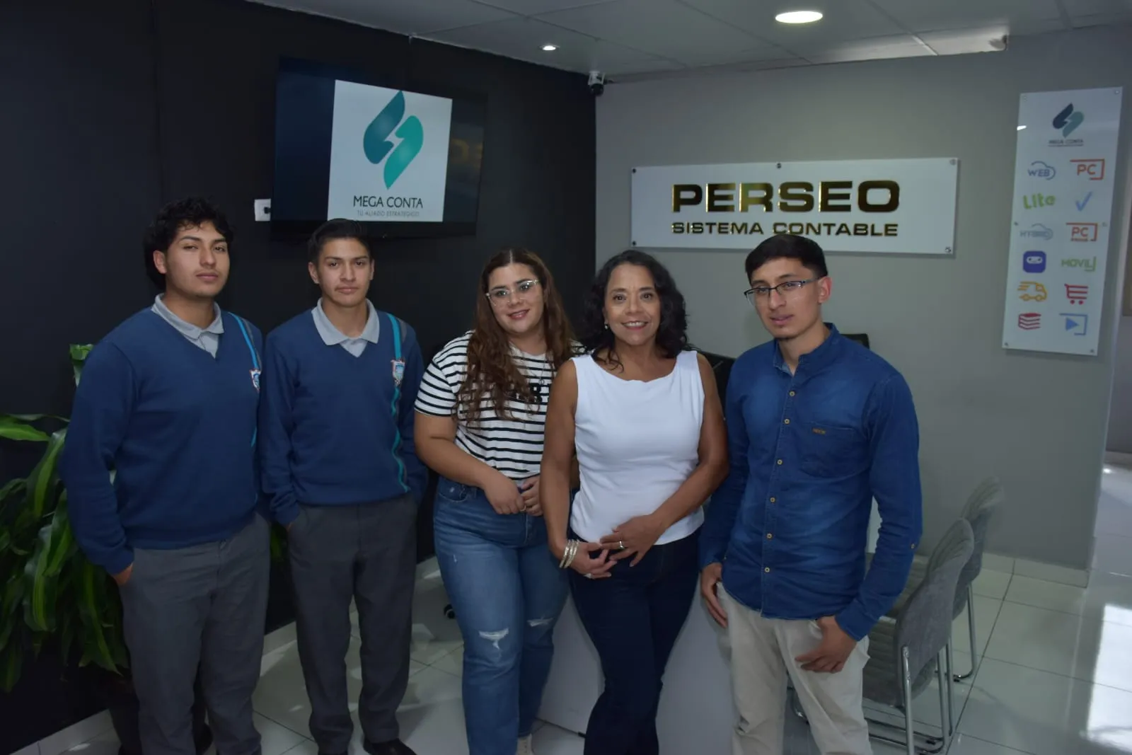 El equipo de MegaConta en la recepción de la oficina de Cuenca