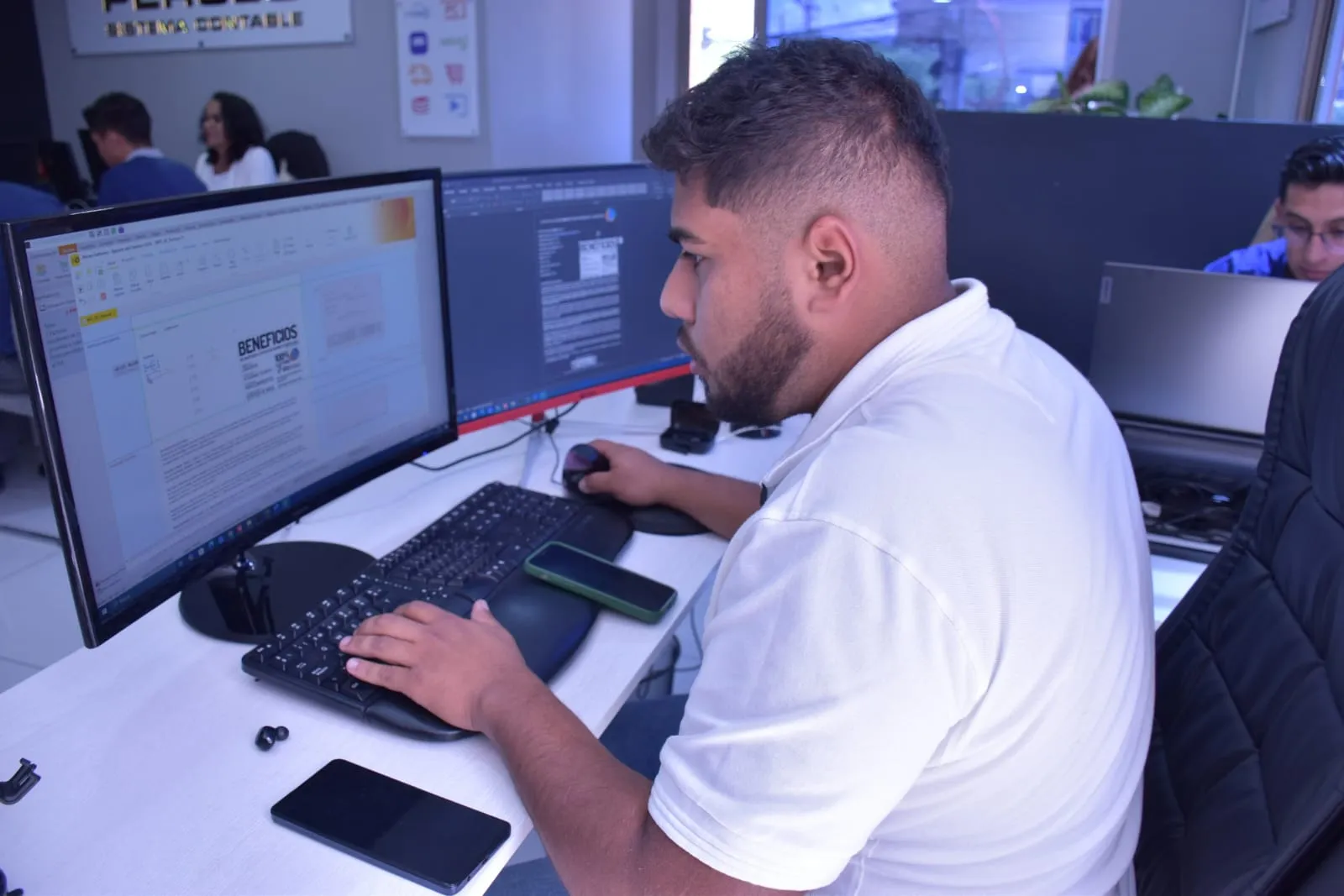 El equipo de MegaConta trabajando en la oficina de Av. Remigio Crespo, en Cuenca