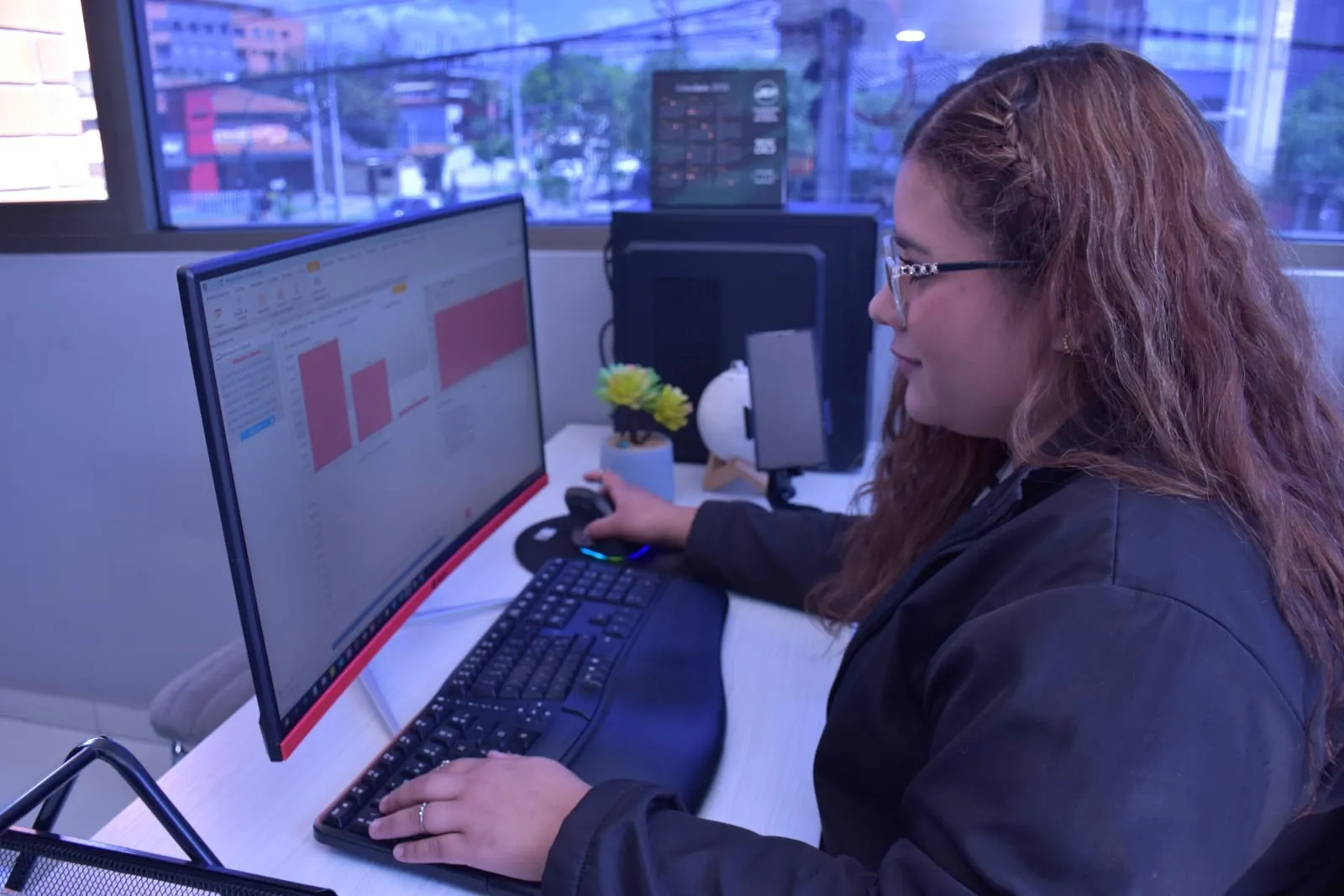 Técnica de soporte de MegaConta revisando un reporte en su monitor